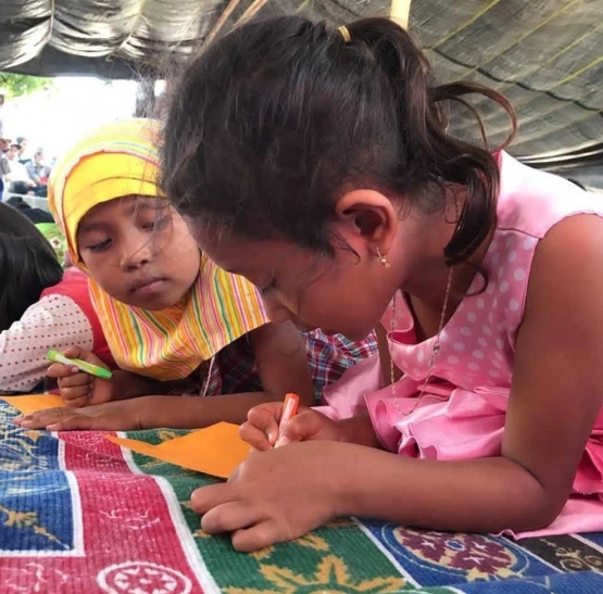 Anak-anak yang sedang menulis di posko pengungsian, Lombok. Foto : Instagram @bkkbnofficial