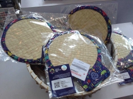 Kipas anyaman, salah satu merchandise Asian Games yang diproduksi Du'Anyam. (foto dokumentasi pribadi)