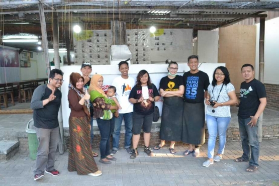 penulis bersama mas mbak Kjog dan owner Sate Ratu . Dok : Riana Dewi