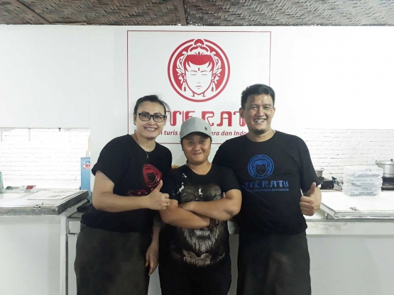 Penulis bersama owner Sate Ratu. Dok Pribadi