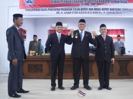 Dari kiri ke kanan, Ketua DPRD, Bupati Terpilih, Pj Bupati dan Wakil Bupati Terpilih foto bersama usai Paripurna (25/08/2018). Dokumentasi pribadi