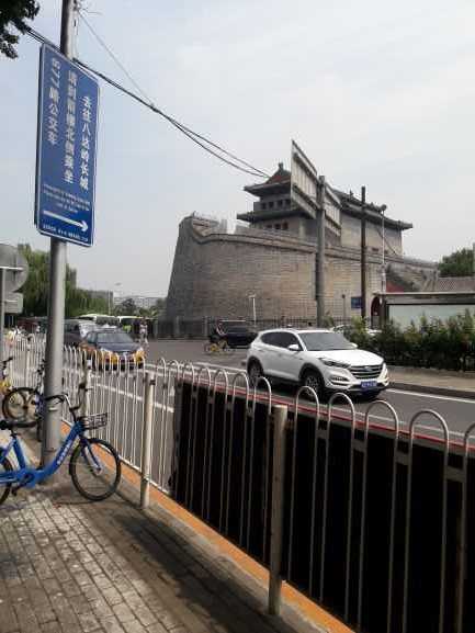 Samping gedung ini, letak bis menuju Badaling Tembok China