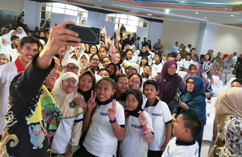 Menpora Imam Nahrawi berfoto bersama anak-anak SD - dokumentasi pribadi