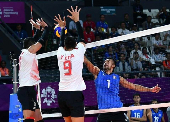 Yuda dan Rendy berusaha melakukan block pada smes Jirayu| Sumber: Asian Volleyball Cenfederation @avcvolley