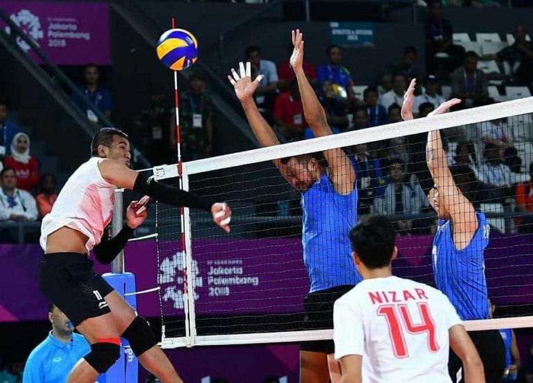 Rendy Tamamilang (jersey putih) melakukan smes| Sumber: Asian Volleyball Cenfederation @avcvolley