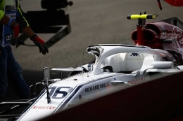 Kondisi perangkat Halo pada mobil Charles Leclerc sesaat setelah insiden pada GP Belgia 2018 (Sumber: autosport.com)