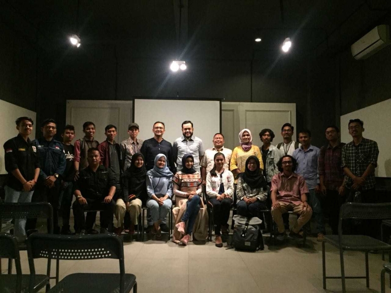 Diskusi Forum Berbagi Anak Muda Sumatera Barat di Kubik Koffie, Padang, Jumat (24/8)/dokpri