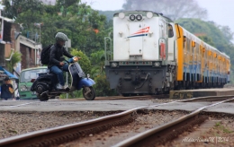 Seorang Pengendara Sepeda Motor Menyerobot Perlintasan KA dekat stasiun Cikudapateuh, Kota Bandung