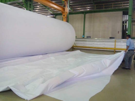 Gulungan kertas hasil produksi di pabrik Asia Pulp Paper (APP) Sinarmas di Riau (dok. pri).