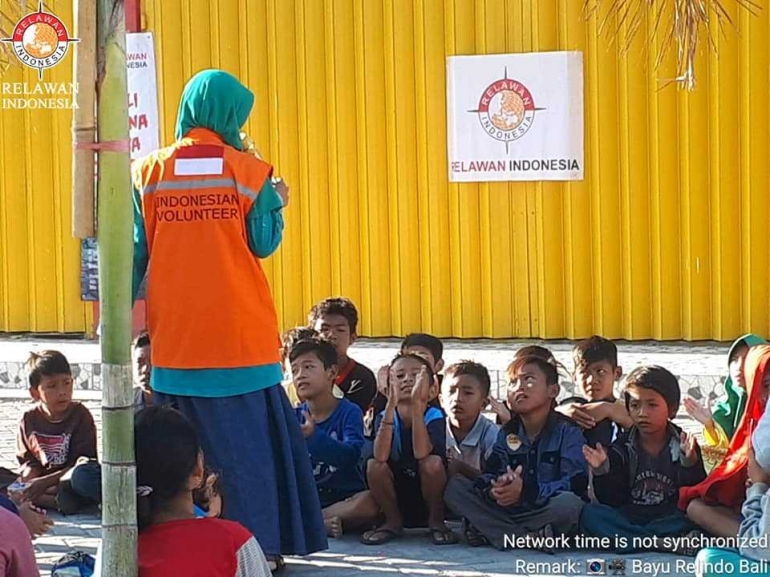 Seorang relawan sedang mendampingi program psikososial untuk anak-anak korban gempa di Lombok Utara (dok. RELINDO, 14 Agustus 2018)