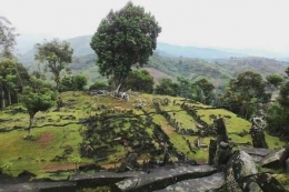 Situs megalitik di puncak Gunung Padang (dok. pribadi)