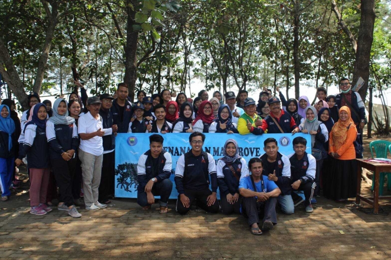 Foto 2. Sesi Foto bersama dengan seluruh udangan dan juga mahasiswa TIM II KKN Kecamatan Subah