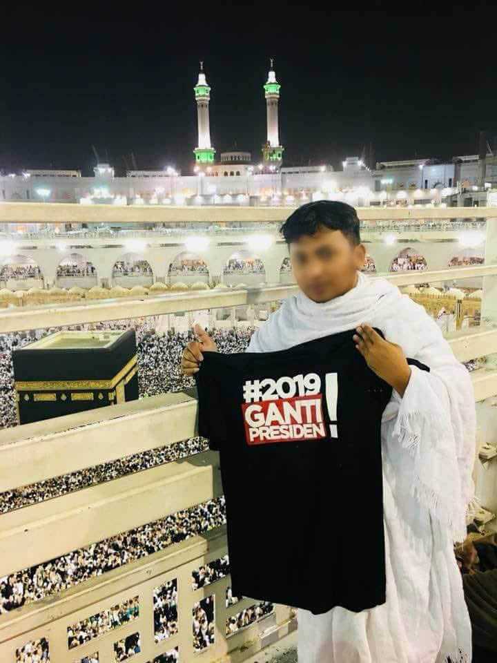 Jamaah Perlihatkan Kaos #2019GantiPresiden/TribunNews.com
