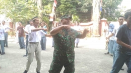 Babinsa Koramil 03/GP Sertu Efrizal terlihat kompak berlatih menari Tari Maumere dengan Pelajar SMK Bhara Trikora (dok. pribadi)