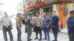 Kapolsek Cengkareng Kompol H. Khoiri Amnas bersama Danramil 04/Cengkareng mengunjungi warga Ruko Seribu Cengkareng
