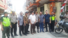 Kapolsek Cengkareng Kompol H. Khoiri Amnas bersama Danramil 04/Cengkareng mengunjungi warga Ruko Seribu Cengkareng