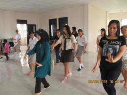 Tari Cokek Sip Pat Mo kini menjadi kegiatan ekstra kulikuler siswa SMP (dok. PPSW)