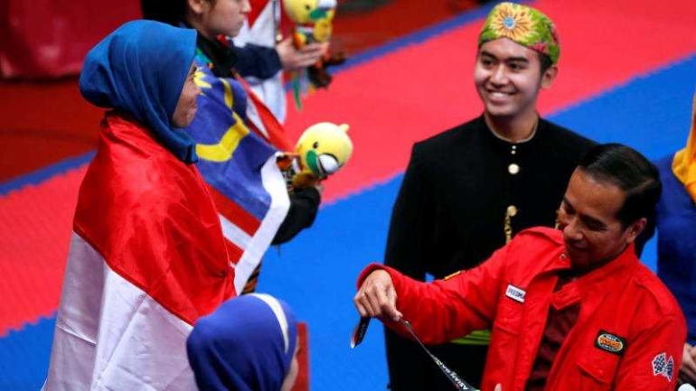 Presiden Jokowi menyabetkan Medali Emas Pada Atlet Taekwondo Putri, Defia. sumber: http://setkab.go.id/