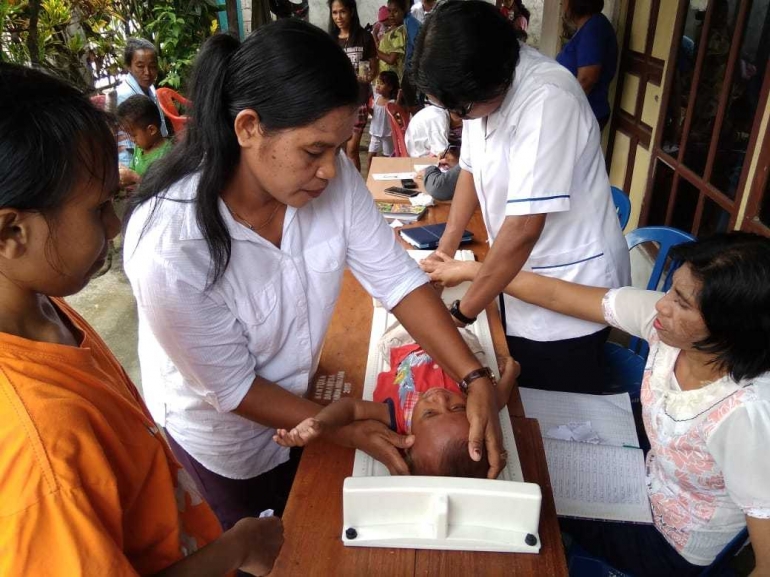 Pengukuran Panjang bayi dengan Antropometri didampingi tenaga kesehatan di posyandu, Kecamatan Saparua.