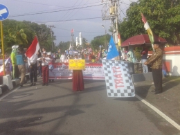 Bupati Bangka, Tarmizi Saat mengibarkan bendera start. (Foto.Edo/Humas)