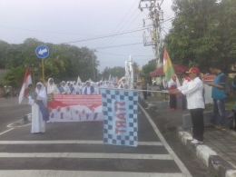 Wabup Bangka, Rustamsyah, mengibarkan bendera start. (Ft.Edo/Humas)