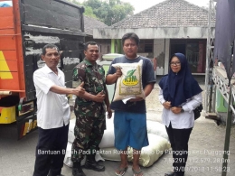 Bersama PPL, Babinsa Koramil Pungging Kawal Bantuan Distribusi Benih Padi/dokpri