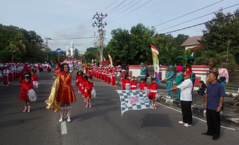 Wakil Bupati Bangka Rustamsyah mengabarkan bendera start (dokpri)