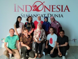 Komunitas CLICK foto bersama kurator Pameran Seni Indonesia Semangat Dunia (dok. pribadi)