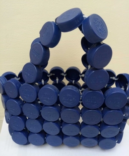 Tas kreatif hasil kerajinan tangan yang terbuat dari tutup botol Aqua yang dirangkaikan. (dokumentasi pribadi) 