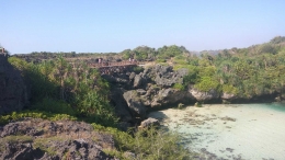 Jembatan kayu di atas tebing karang. Gambar: dokpri