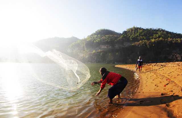 Nelayan lokal sedang mencari peruntungan di Muara Grindulu | dokpri