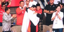 Presiden Jokowi dan Prabowo berpelukan merayakan kesuksesan (Foto: kompas.com)