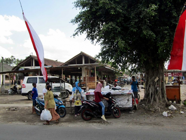 Pasar Setan dengan keriuhan manusia di dalamnya. - Dokumen Pribadi.