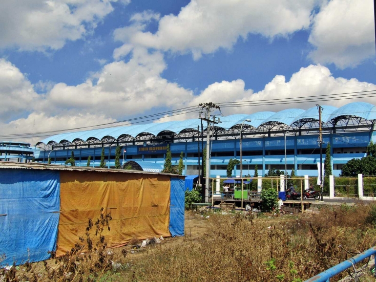 Stadion Maguwoharjo. Candi yang saya tuju berada di balik stadion itu.- Dokumen Pribadi.
