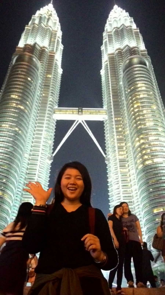 Syarat: Sempatkan diri untuk berfoto di depan Menara Kembar Petronas