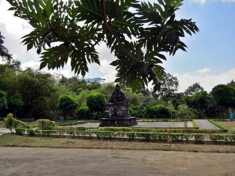Candi Gebang dengan latar belakang atap Stadion Maguwoharjo. - Dokumen pribadi.