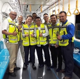 Silvia Halim, Direktur Konstruksi PT MRT Jakarta, di antara rekan kerjanya saat Testing & Commissioning Stage MRT Jakarta (gambar: instagram @silviahalim18)