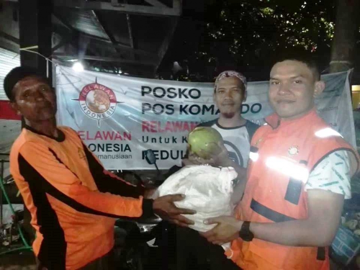 Warga dari pengungsian berbagi buah dan sayuran kepada para relawan (dok. RELINDO, 28 Agustus 2018)