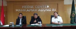 Jubir MA, Dr. Suhadi (tengah) saat konferensi pers di Media Center MA, Jakarta.