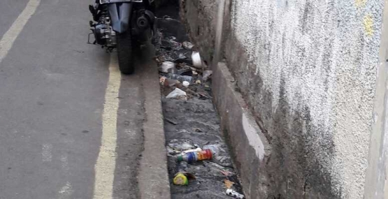Selokan Gang Sapi tanggal 24 Agustus 2018, mampet dibendung sampah, sudah 3 minggu (Dokpri)