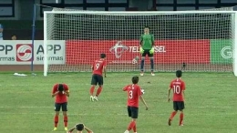 Son tidak kuasa menyaksikan Hwang Hee-chan mengeksekusi penalti (foto: news.com.au)
