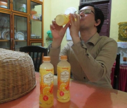 Menikmati NATSBEE Honey Lemon di rumah bersama anggota keluarga, bikin suasana rumah makin hangat (dok pri)
