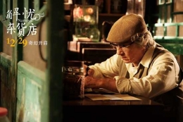 Jackie Chan tampil beda dalam Namiya (2017). Sumber: dramafever.com