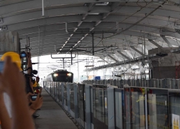 Berjajar mengabadikan kedatangan kereta MRT memasuki peron Stasiun Lebak Bulus. (Dok. Amad)