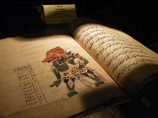Kitab tafsir huruf Arab gundul yang berisi cerita wayang sebagai media dakwah Wali Songo [Dok. JS Nawati]