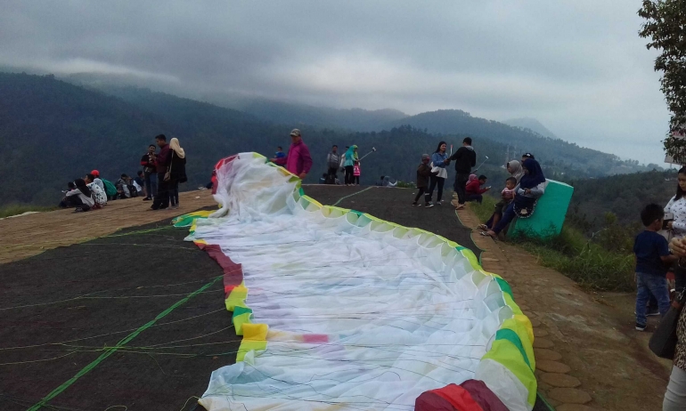 Tali-tali parasut sedang dibuka, paralayang siap diterjunkan dari atas kawasan Gunung Banyak, Kota Batu|Dok. Pribadi