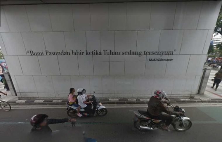 Tulisan karya M.A.W Brouwer di dinding terowongan Jl. Asia-Afrika (sumber : google street view)