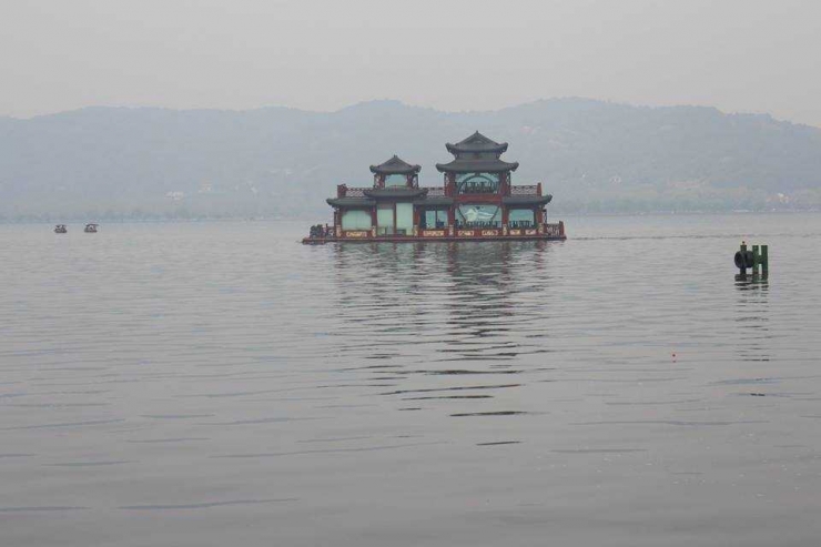 Danau Barat dg kuil berada di tengah (dok pribadi)