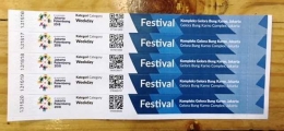 Lima lembar tiket festival yang nanti setelah dipotong-potong dipasang berbentuk gelang di lengan. (Foto: ISJ)