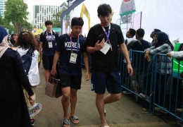 Bisa papasan sama atlet lho... dari Korea pula... (foto by widikurniawan)